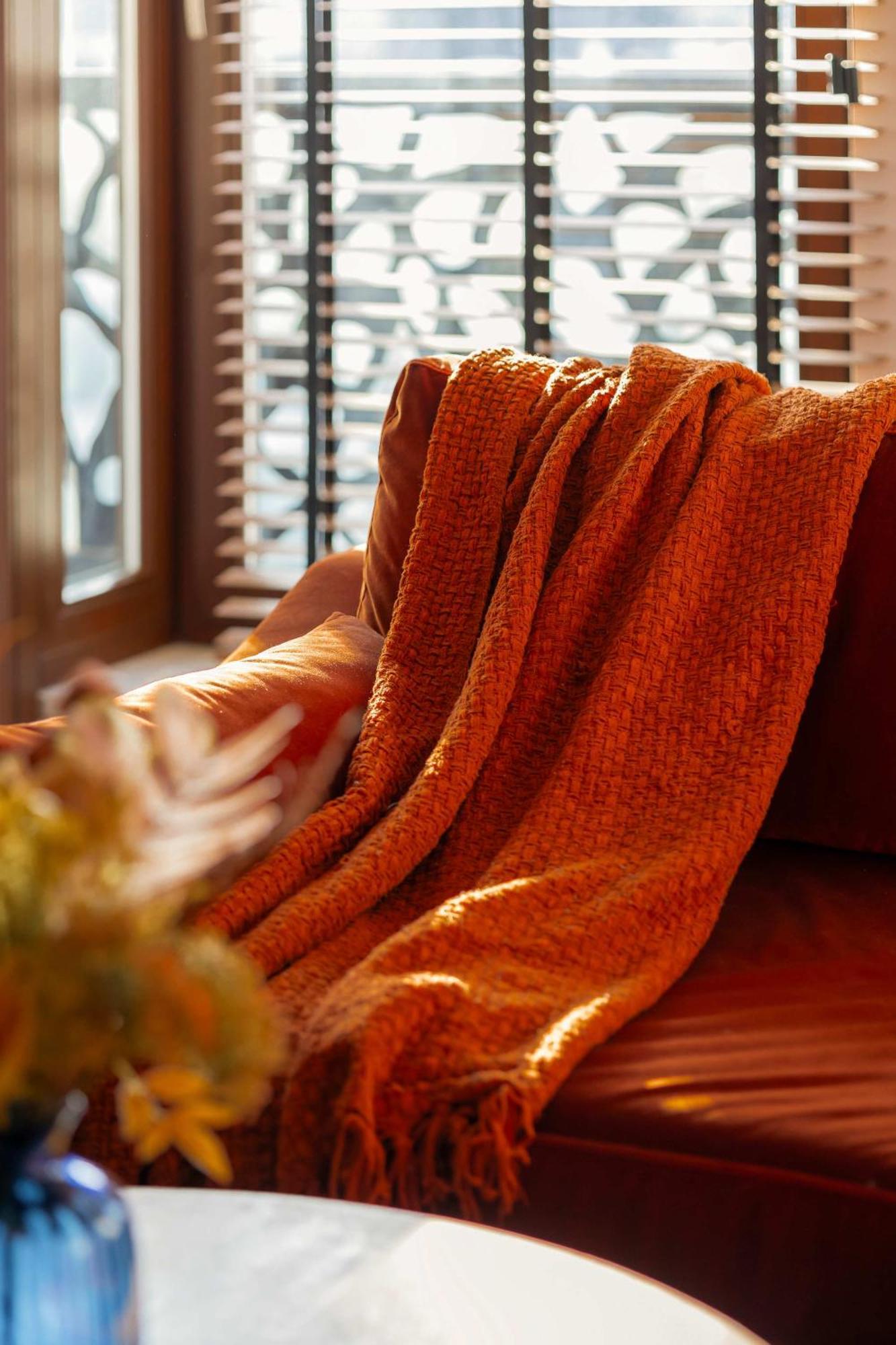 Air Conditioned In Close To The River With Parking And Desk By Renters Apartmán