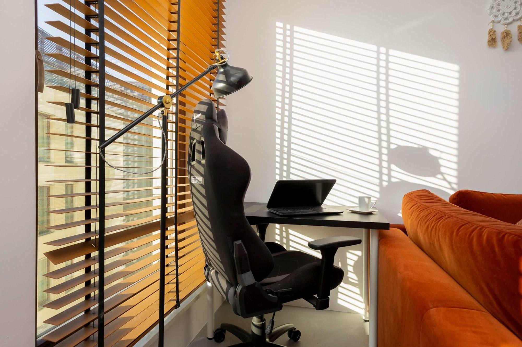 Air Conditioned In Close To The River With Parking And Desk By Renters Varšava