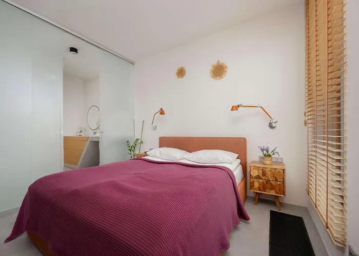 Air Conditioned Studio In Warsaw Close To The River With Parking And Desk By Noclegi Renters