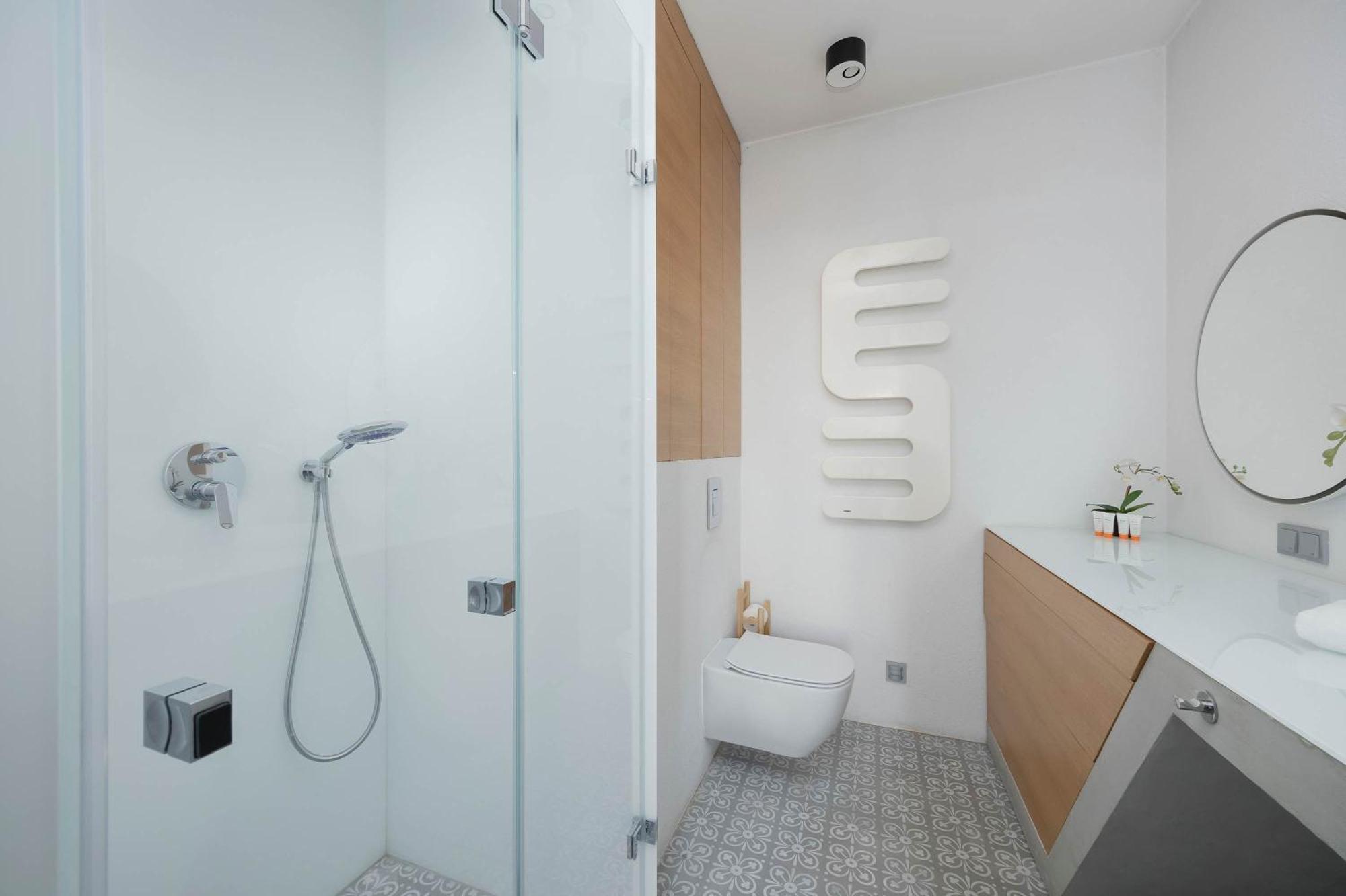 Air Conditioned In Close To The River With Parking And Desk By Renters