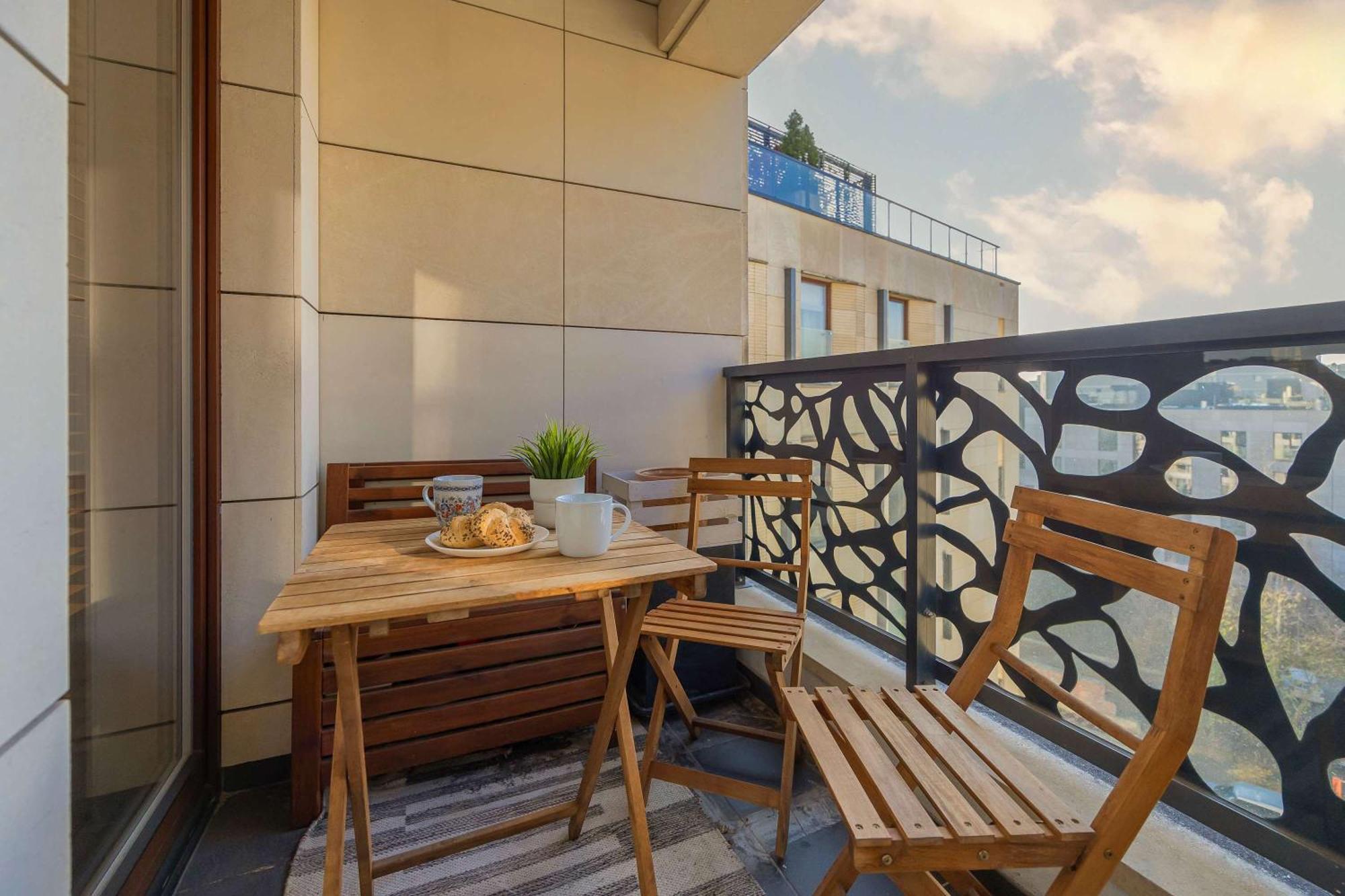 Air Conditioned In Close To The River With Parking And Desk By Renters Apartment *