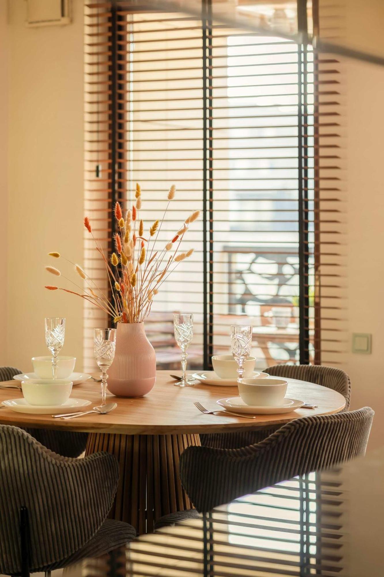 Air Conditioned In Close To The River With Parking And Desk By Renters