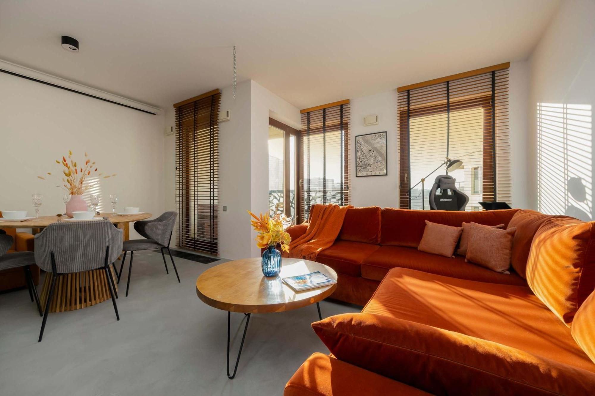Air Conditioned In Close To The River With Parking And Desk By Renters Apartment *