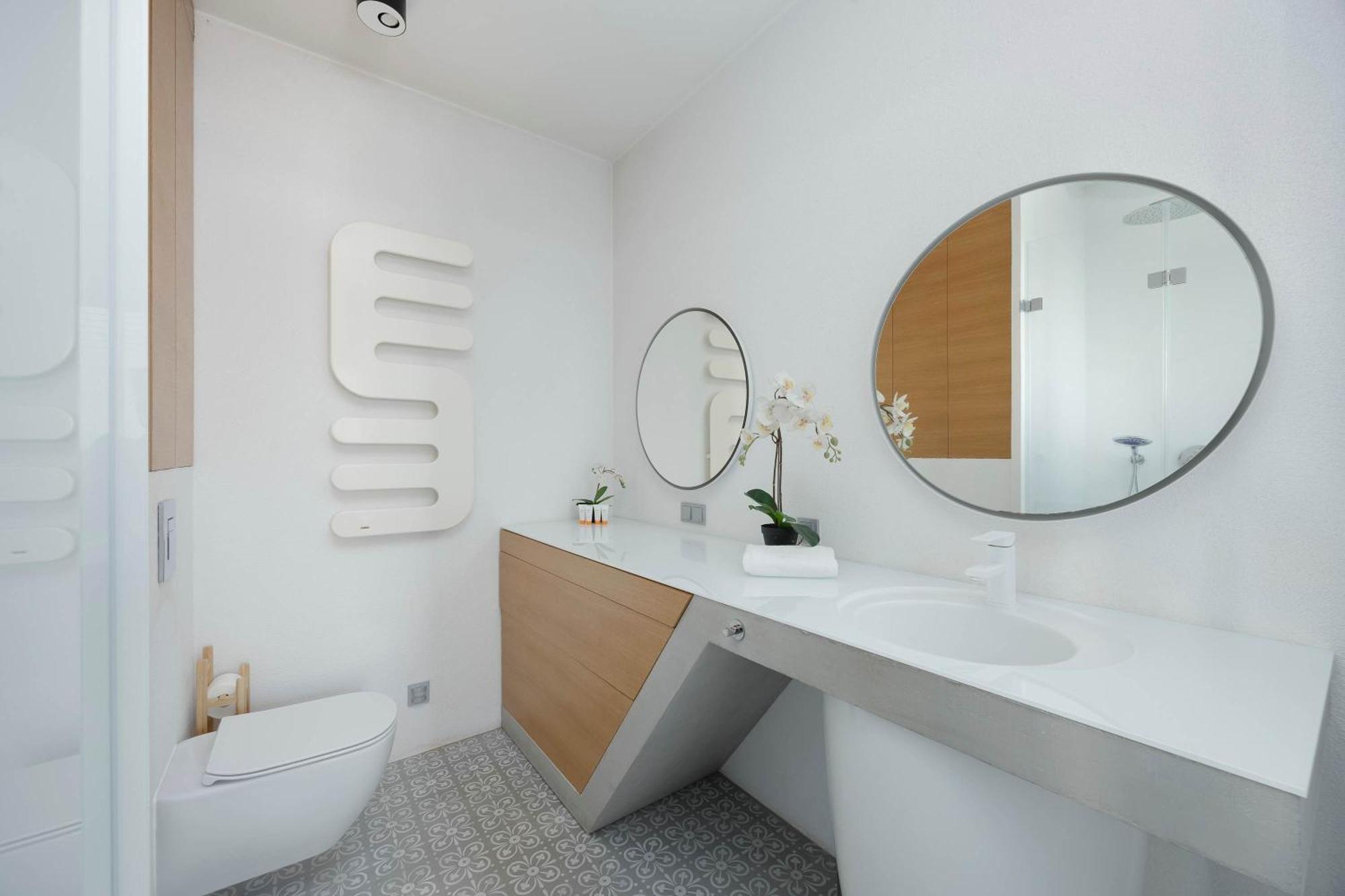 Air Conditioned In Close To The River With Parking And Desk By Renters *