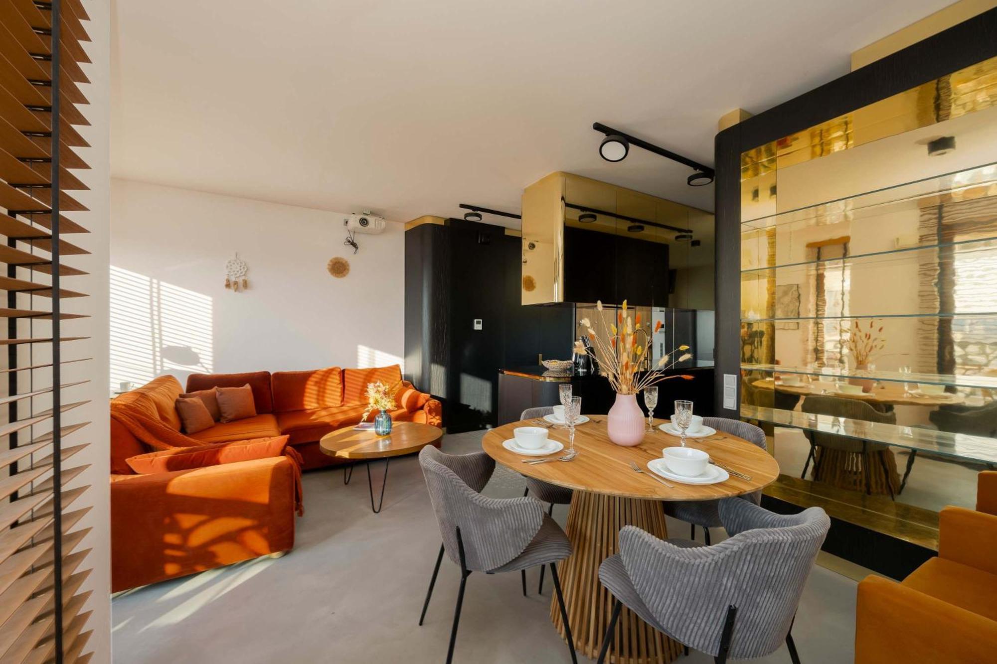 Air Conditioned In Close To The River With Parking And Desk By Renters Apartment *